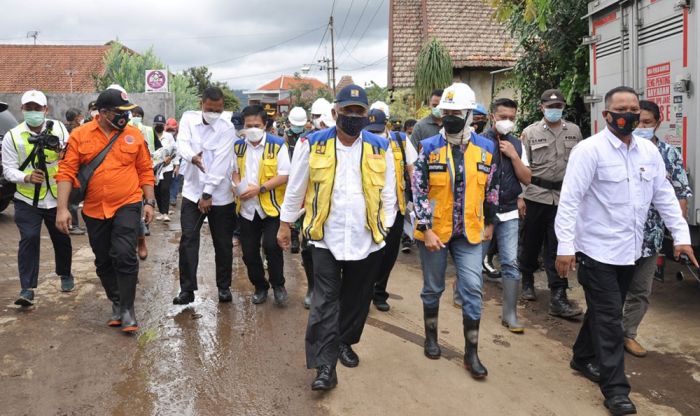 Menteri PUPR Tinjau Penanganan Banjir Bandang di Kota Batu Menteri PUPR Tinjau Penanganan Banjir Bandang di Kota Batu