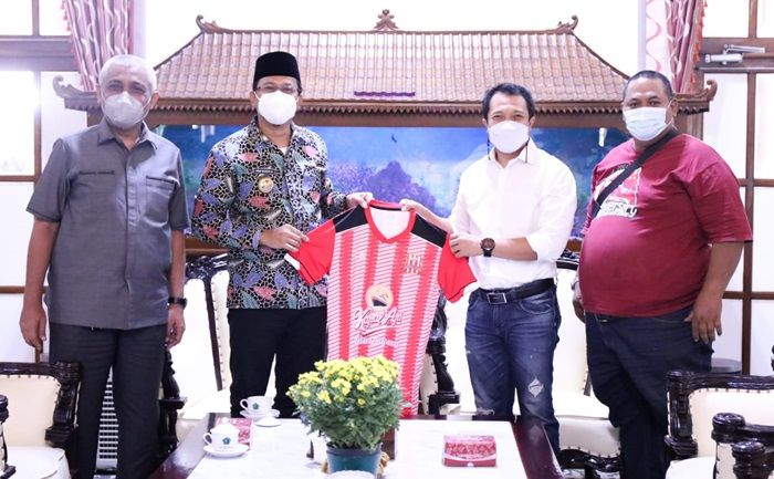 Lama Mati Suri, Bupati Gus Muhdlor Dukung Deltras Bangkit Lagi untuk Harumkan Sidoarjo Lama Mati Suri, Bupati Gus Muhdlor Dukung Deltras Bangkit Lagi untuk Harumkan Sidoarjo