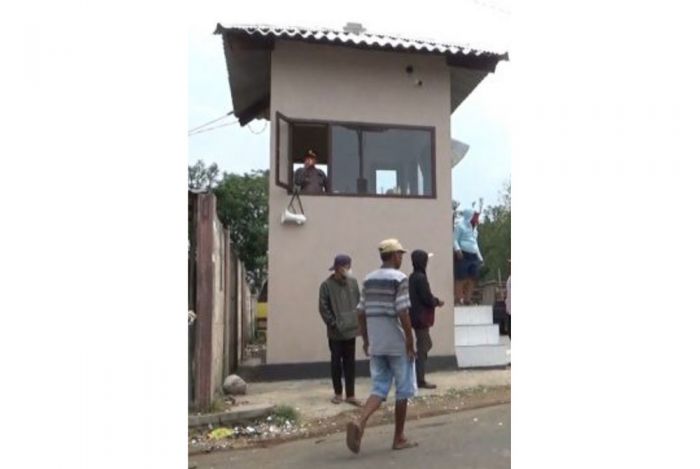 Bantu Percepatan Vaksinasi di Kota Probolinggo, Kapolsek Wonoasih Naik Menara di Pasar Sapi Bantu Percepatan Vaksinasi di Kota Probolinggo, Kapolsek Wonoasih Naik Menara di Pasar Sapi