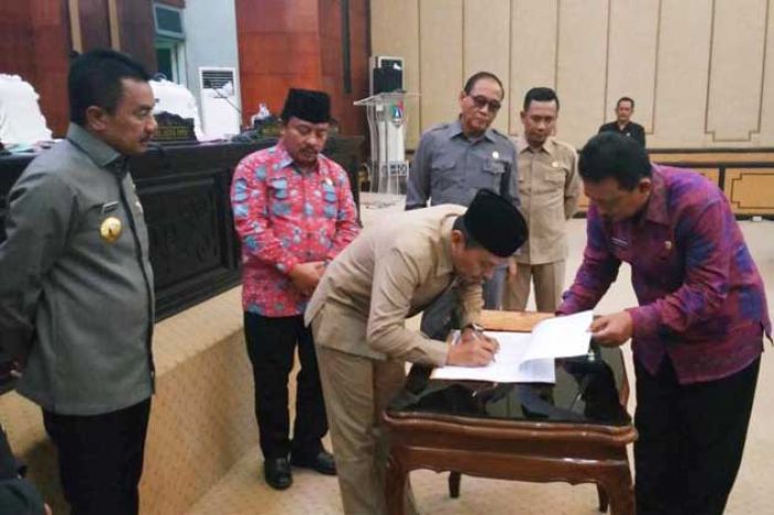 Seluruh Fraksi DPRD Jombang Setuju, Lima Raperda Partisipatif Disahkan jadi Perda Seluruh Fraksi DPRD Jombang Setuju, Lima Raperda Partisipatif Disahkan jadi Perda