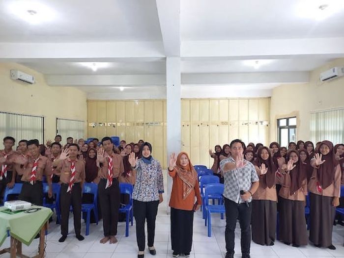 Polres Mojokerto Kota Gelar Sosialisasi Bahaya Narkoba dan Tes Urine Acak di SMAN 1 Gedeg Polres Mojokerto Kota Gelar Sosialisasi Bahaya Narkoba dan Tes Urine Acak di SMAN 1 Gedeg
