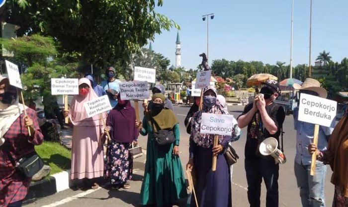 Sekdes Cempokorejo Ditetapkan Tersangka Kasus BPNT, Warga Demo Minta Diberhentikan