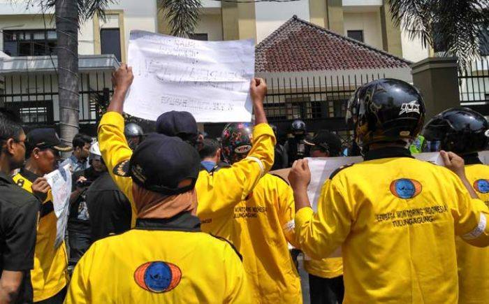 LMI Kembali Gelar Aksi Demo Tuntut Pengusutan Dugaan KKN di Dinkes Tulungagung LMI Kembali Gelar Aksi Demo Tuntut Pengusutan Dugaan KKN di Dinkes Tulungagung