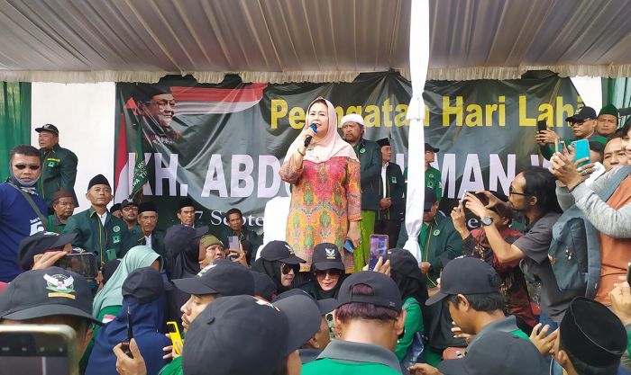 Hadiri Apel Siaga Barikade Gus Dur di Jombang, Yenny Wahid Belum Putuskan Dukungan untuk Pilpres Hadiri Apel Siaga Barikade Gus Dur di Jombang, Yenny Wahid Belum Putuskan Dukungan untuk Pilpres