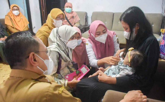 Ketua TP PKK Kota Kediri Kunjungi Klarisa, Bayi dengan Berat Badan Kurang Ketua TP PKK Kota Kediri Kunjungi Klarisa, Bayi dengan Berat Badan Kurang