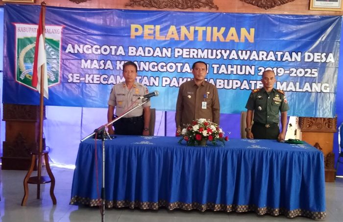 Camat Pakis Malang Lantik 119 Anggota BPD Periode 2019-2025 Camat Pakis Malang Lantik 119 Anggota BPD Periode 2019-2025