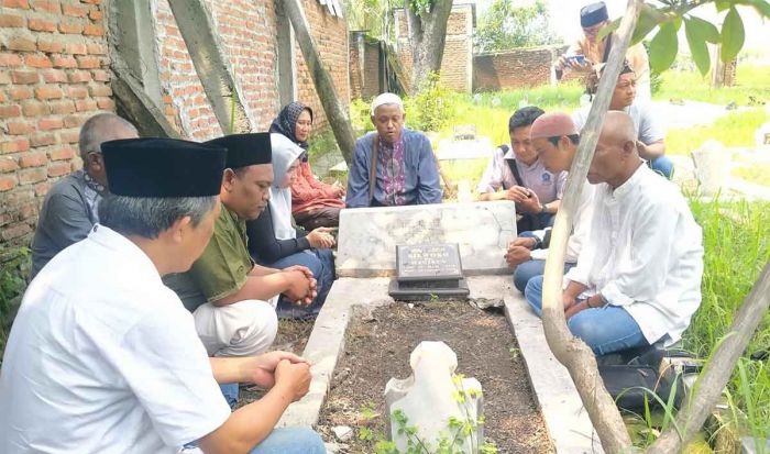 Peringati HPN 2024, Insan KWG Ziarah ke Makam Almarhum Siswoko Peringati HPN 2024, Insan KWG Ziarah ke Makam Almarhum Siswoko