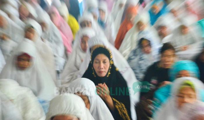 Ratusan Jamaah Gelar Salat Gerhana Matahari di Masjid Agung Bojonegoro