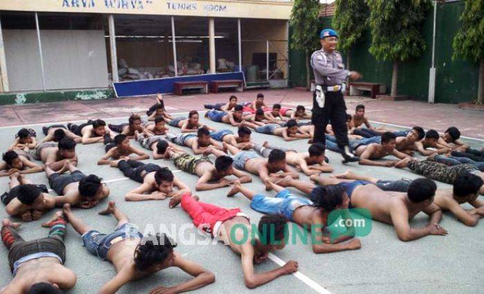 Terlibat Tawuran di Jombang, Puluhan Anak Punk Diamankan Polisi Terlibat Tawuran di Jombang, Puluhan Anak Punk Diamankan Polisi