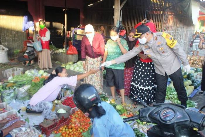 Polisi Blusukan ke Pasar-pasar Blitar, Pastikan Pedagang dan Pembeli Terapkan Protokol Kesehatan Polisi Blusukan ke Pasar-pasar Blitar, Pastikan Pedagang dan Pembeli Terapkan Protokol Kesehatan