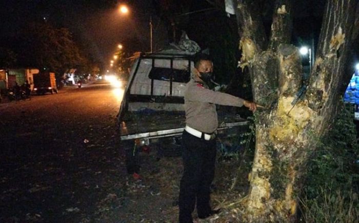 Pikap Tabrak Pohon di Krian, Bagian Depan Rusak Berat, Pengendara Selamat Pikap Tabrak Pohon di Krian, Bagian Depan Rusak Berat, Pengendara Selamat