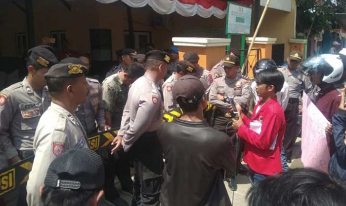 Tuding Banyak Proyek Siluman, Puluhan Massa Geruduk Kantor Kelurahan Bugih Pamekasan Tuding Banyak Proyek Siluman, Puluhan Massa Geruduk Kantor Kelurahan Bugih Pamekasan