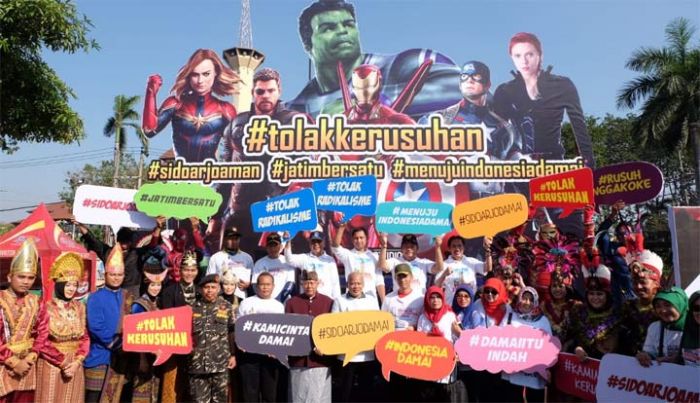 Ribuan Masyarakat Sidoarjo Antusias Jalan Sehat dan Olah Raga Bersama, Gelorakan Tolak Kerusuhan Ribuan Masyarakat Sidoarjo Antusias Jalan Sehat dan Olah Raga Bersama, Gelorakan Tolak Kerusuhan