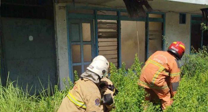 Kebakaran Rumah Kosong di Surabaya, 2 Petugas Damkar Alami Luka Ringan