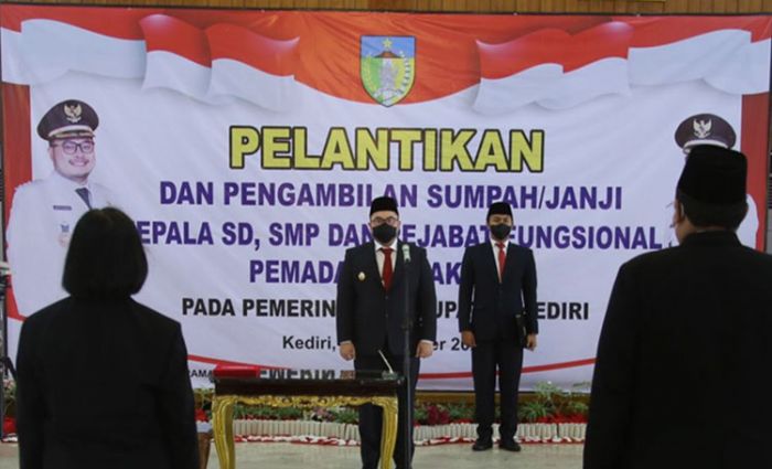 Lantik Kepala Sekolah dan Petugas Fungsional Damkar, Bupati Kediri: Terus Semangat Layani Masyarakat Lantik Kepala Sekolah dan Petugas Fungsional Damkar, Bupati Kediri: Terus Semangat Layani Masyarakat