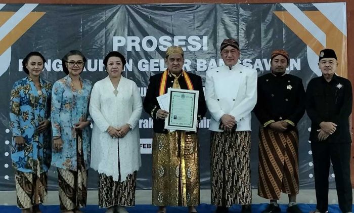 Khairul Umam Dapat Anugerah Kanjeng Raden Tumenggung dari Keraton Surakarta