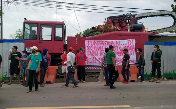 Tuntut Kompensasi, Warga Sembayat Demo Proyek Pipanisasi PDAM Giri Tirta Tuntut Kompensasi, Warga Sembayat Demo Proyek Pipanisasi PDAM Giri Tirta