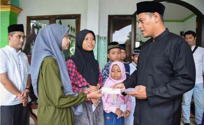 Wali Kota Kediri Santuni Anak Yatim Blabak dan Titip Pesan pada Warga Wali Kota Kediri Santuni Anak Yatim Blabak dan Titip Pesan pada Warga