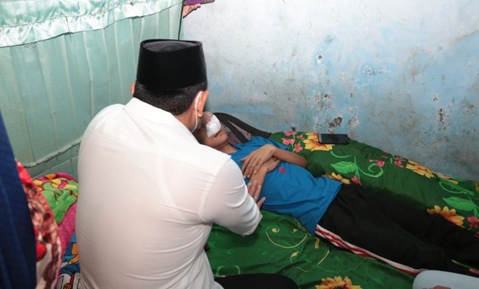 Didampingi Kadinkes dan Kadinsos, Wabup Subandi Beri Motivasi Warga Krian Penderita Tumor Mata Didampingi Kadinkes dan Kadinsos, Wabup Subandi Beri Motivasi Warga Krian Penderita Tumor Mata