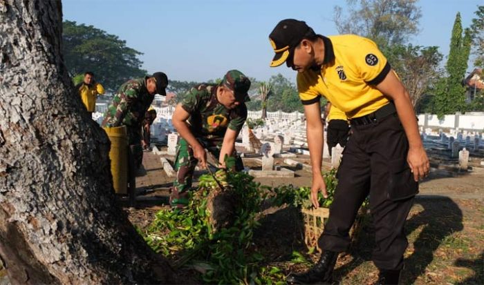 Polresta Sidoarjo Bersihkan Lingkungan TMP Sambut Hari Bhayangkara ke-73 Polresta Sidoarjo Bersihkan Lingkungan TMP Sambut Hari Bhayangkara ke-73