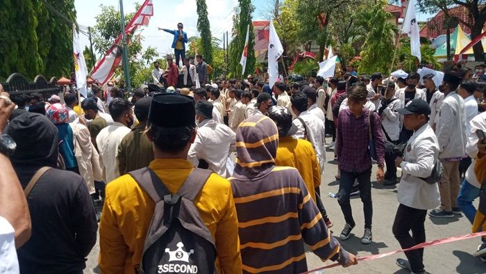 Angka Pengangguran dan Kemiskinan Masih Tinggi, Ratusan Mahasiswa Luruk Kantor Bupati Sumenep Angka Pengangguran dan Kemiskinan Masih Tinggi, Ratusan Mahasiswa Luruk Kantor Bupati Sumenep