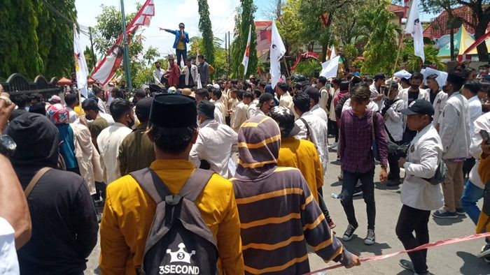 Angka Pengangguran dan Kemiskinan Masih Tinggi, Ratusan Mahasiswa Luruk Kantor Bupati Sumenep