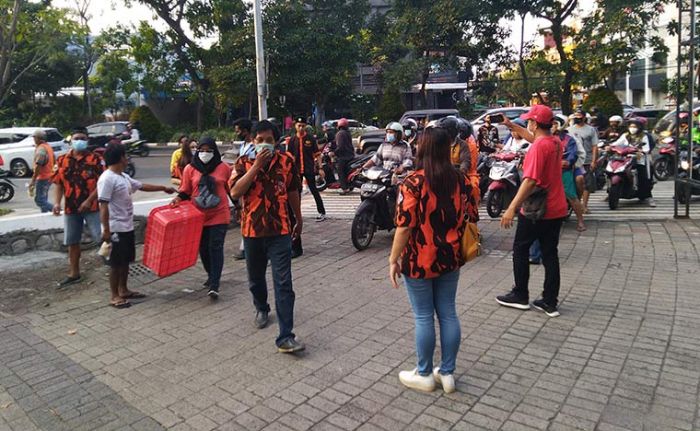 PAC Pemuda Pancasila Dukuh Pakis Bagikan Takjil di TMP Mayjen Sungkono dan Posko PAC Pemuda Pancasila Dukuh Pakis Bagikan Takjil di TMP Mayjen Sungkono dan Posko