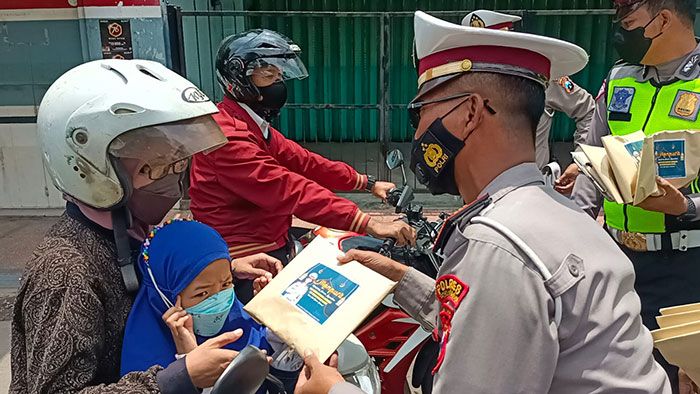 Jelang Bulan Suci Ramadan, Satlantas Probolinggo Kota Bagikan Buku Yasin untuk Pelanggar Lalin Jelang Bulan Suci Ramadan, Satlantas Probolinggo Kota Bagikan Buku Yasin untuk Pelanggar Lalin