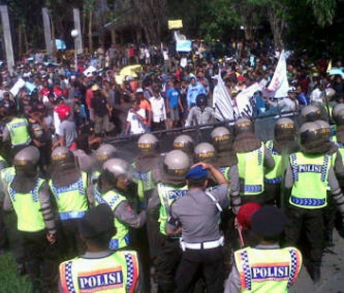 Ribuan Warga Demo PT. PJB Paiton