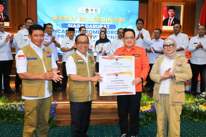 Siaga Bencana, Pj Gubernur Jatim Ikuti Rakor Bersama Menko PMK dan Kepala BNPB di Grahadi Siaga Bencana, Pj Gubernur Jatim Ikuti Rakor Bersama Menko PMK dan Kepala BNPB di Grahadi