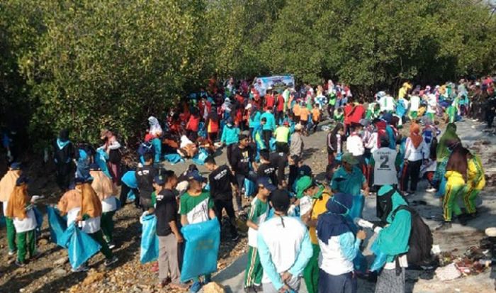 Ribuan Relawan Ambil Bagian dalam Kegiatan WCDI di Pantai Tlanakan Pamekasan