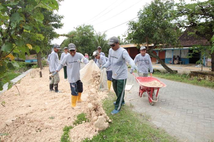 Peduli Lingkungan Sekitar, EMCL Kerja Bakti Bersama Warga Mojodelik Bojonegoro