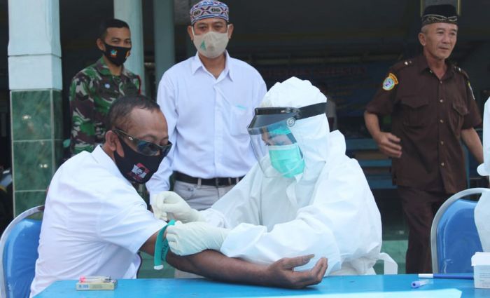 Seluruh Perangkat Desa Ngerong Di-rapid Test Seluruh Perangkat Desa Ngerong Di-rapid Test