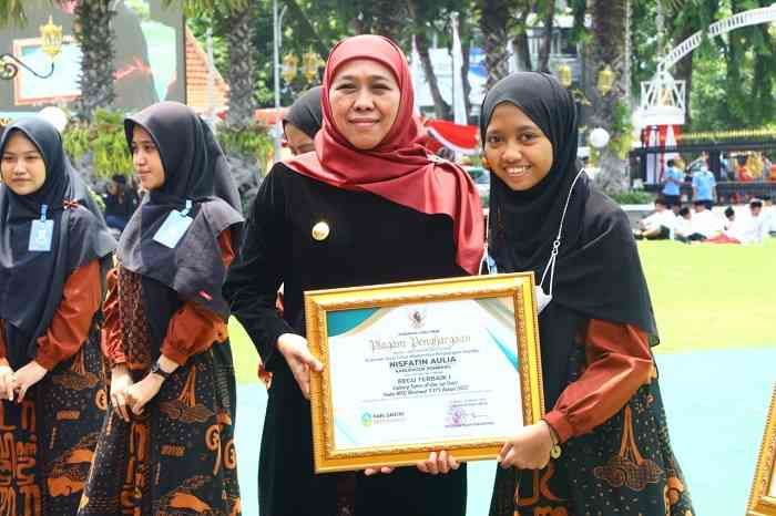 Peringati Hari Santri Nasional, Khofifah Ajak Santri Siap Siaga Jaga Martabat Kemanusiaan Peringati Hari Santri Nasional, Khofifah Ajak Santri Siap Siaga Jaga Martabat Kemanusiaan