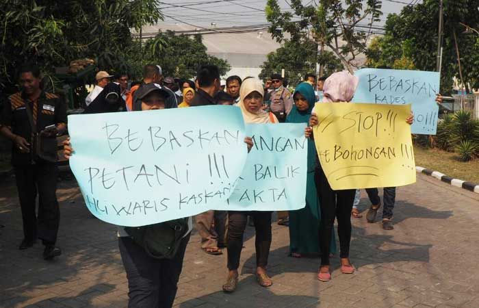 Minta Kades Prambangan Dibebaskan, Warga dan AKD Gresik Demo Kejaksaan