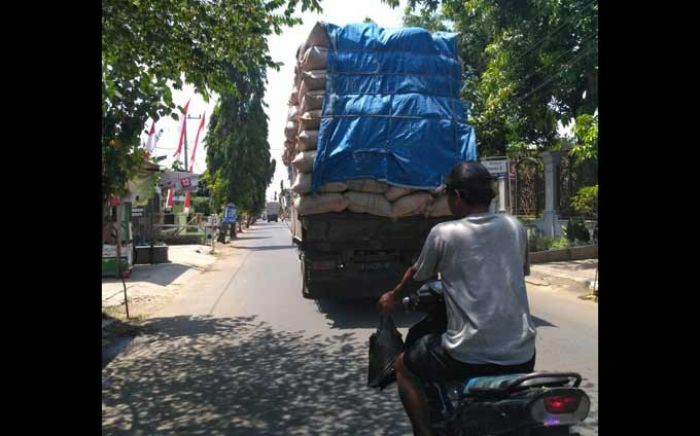Truk Muatan Sekam Dikeluhkan Warga Kerek Truk Muatan Sekam Dikeluhkan Warga Kerek