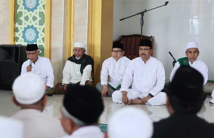 Doa Khusus dan Pertemuan Alumni Lintas Pesantren Sebelum Istighosah Doa Khusus dan Pertemuan Alumni Lintas Pesantren Sebelum Istighosah