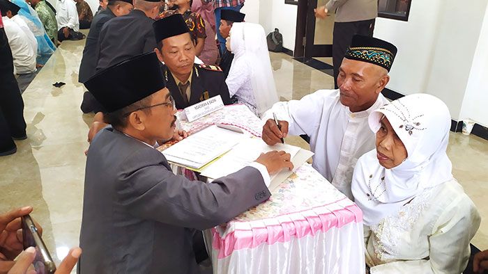 Pasangan Kakek Nenek Ikuti Nikah Massal di Polres Jombang Pasangan Kakek Nenek Ikuti Nikah Massal di Polres Jombang