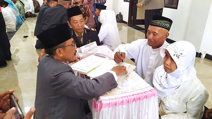 Pasangan Kakek Nenek Ikuti Nikah Massal di Polres Jombang