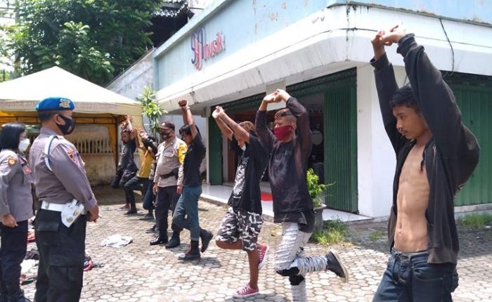 Terjaring Operasi, Belasan Anjal di Jombang Disanksi dan Diminta Pulang Dengan Cara Lari Terjaring Operasi, Belasan Anjal di Jombang Disanksi dan Diminta Pulang Dengan Cara Lari