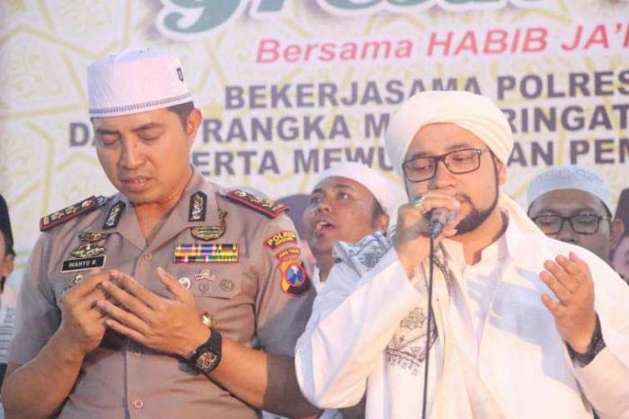 Gresik Bersalawat Dihadiri Ribuan Massa Gresik Bersalawat Dihadiri Ribuan Massa