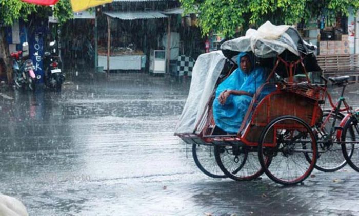 Tetap Semangat Mengayuh Becak, Meskipun Datangnya Musim Hujan