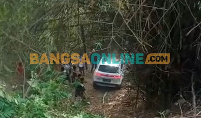 Diduga Sopir Mengantuk, Sebuah Mobil di Sampang Terperosok ke Jurang Diduga Sopir Mengantuk, Sebuah Mobil di Sampang Terperosok ke Jurang