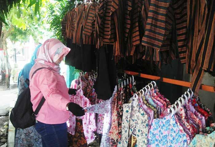 Menanti Berkah Jual Baju Jadul Jelang Hari Jadi Kota Blitar Menanti Berkah Jual Baju Jadul Jelang Hari Jadi Kota Blitar