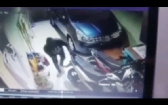 Terekam CCTV Rumah, Kawanan Maling Gondol 2 Motor Sekaligus di Bangil Pasuruan