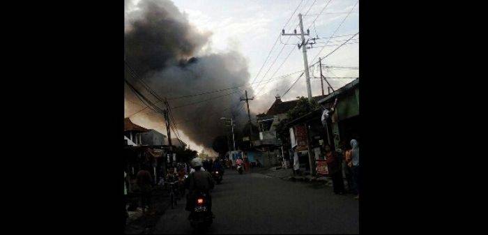 Mess Karyawan di Sidoarjo Terbakar Mess Karyawan di Sidoarjo Terbakar