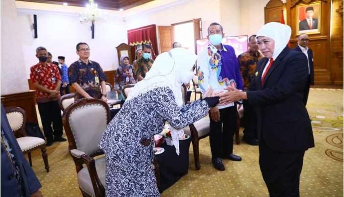 Organisasi Nakes Dialog dengan Gubernur, Khofifah: Layanan Kesehatan Harus Tetap Jalan Organisasi Nakes Dialog dengan Gubernur, Khofifah: Layanan Kesehatan Harus Tetap Jalan