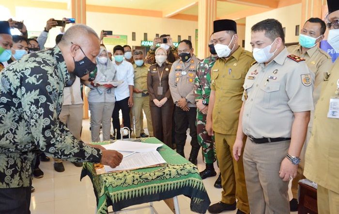 Disaksikan Gus Yani, BPN Gresik Serahkan Pembayaran Pembebasan Lahan Dampak Normalisasi Kali Lamong