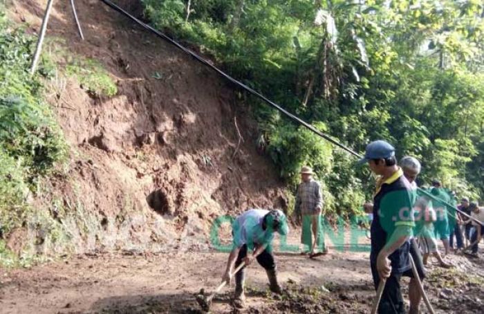 Tebing Longsor, Akses Jalan Desa Balerejo Blitar Terputus Tebing Longsor, Akses Jalan Desa Balerejo Blitar Terputus