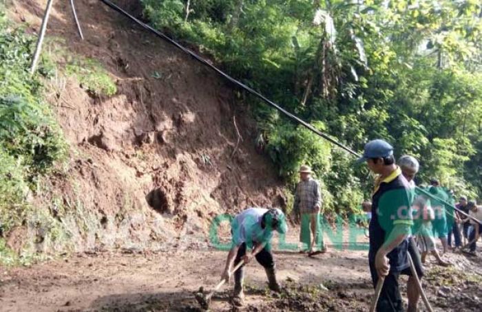 Tebing Longsor, Akses Jalan Desa Balerejo Blitar Terputus